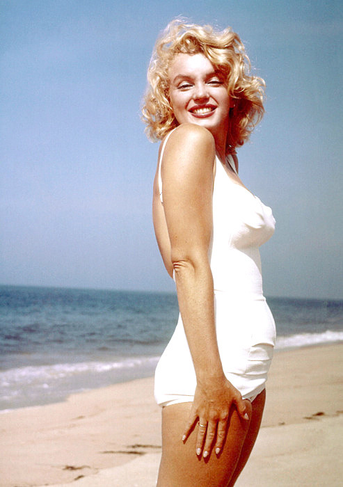 perfectlymarilynmonroe:  Marilyn photographed on the beach by Sam Shaw in Long Island,