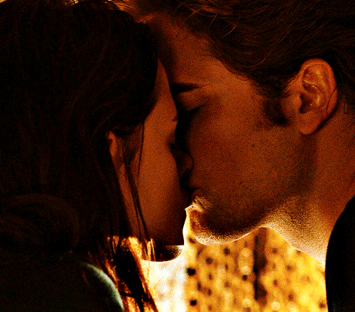 DAILYFLICKS 20K EVENT: FAVORITE FALL/HALLOWEEN FILM PER MEMBER TWILIGHT (2008) Rachel (@maya-hawke)