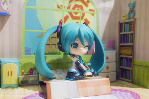 risyadn:  So i took another photo of my Hatsune Miku 2.0 Nendoroid. this was taken with Canon EOS 550D.  the result is not very perfect though, i really need to learn more about figures photograph lol. 