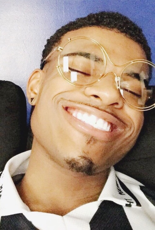 ieshatacos: firmbeyliever: High guys  these eyebrows tho!!