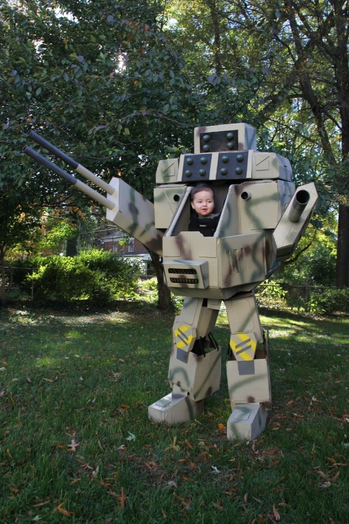 slayer-slayer-slayer:  cubebreaker:When Ryan Bowen learned he was having a son, naturally his next move was to begin planning what would become this incredible father/son MechWarrior costume.  a weapon to surpass metal gear