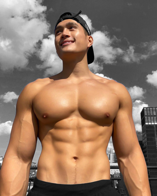 sixpackde:  https://www.tumblr.com/blog/sixpackde