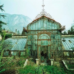 abandonedandurbex:  An abandoned Victorian greenhouse [610×610]