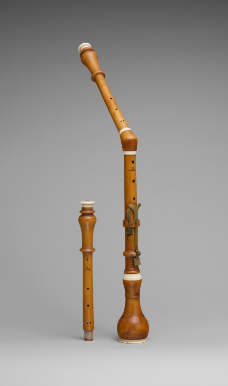 Cor Anglais, ca. pre-1807H. Grenser (Dresden, Germany)- Materials: Body: Boxwood • Parts: Ivory, bra