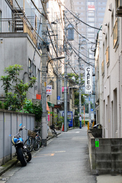 cities-of-asia:  Small Path by hiroshiken on Flickr. 
