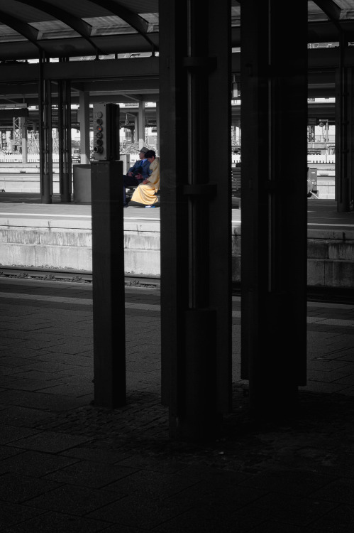 One photo from a travel from Fulda to DüsseldorfI love this couple sitting on their bench: talking, 