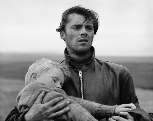 Dirk Bogarde with Jon Whiteley in Hunted (Charles Crichton, 1952), called The Stranger In Between in