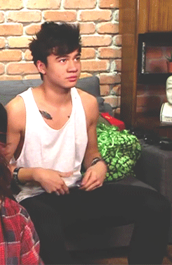 tomlinsonhun:  Calum fixing his hair is literally the most important thing right