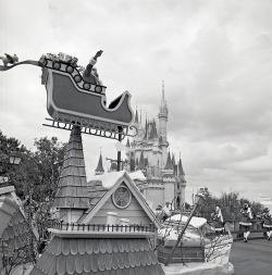 gameraboy:  1976 Christmas Parade at the Magic Kingdom, with Herbie the Love Bug! Via Disney Parks Blog. More vintage Disney. 