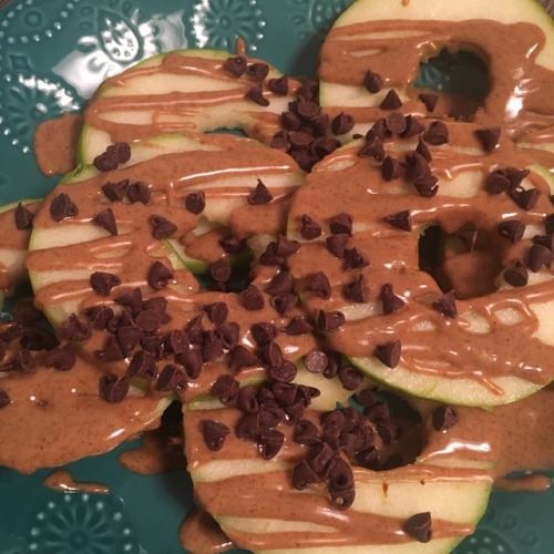 kaitlosingweight:melted almond butter, mini semisweet chocolate chips and a granny smith apple made 