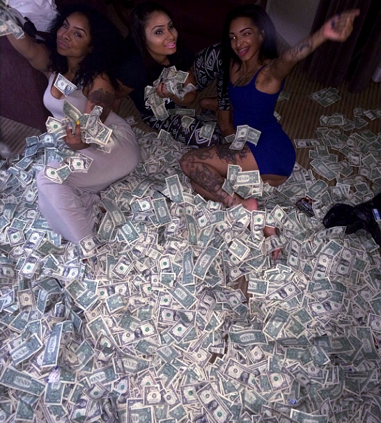 yung-lilo:  pale-babes-of-ghetto:  —  ✨💖💸 ghetto goddess 💸💖✨ 