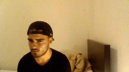 rippedguys:  it’s   30°C and I have no AC 