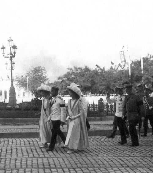  Tsar Nicholas II with his two eldest daughters Olga & Tatiana Nikolaevna Romanov in Sevastopol,