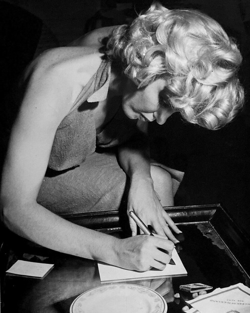 infinitemarilynmonroe:Marilyn Monroe signing an autograph, 1952.