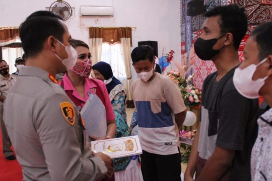 Senyum Bahagia Muhammad Sultan Akhirnya Bekerja di Polsek Kualuh Hulu Senyum Bahagia Muhammad Sultan Akhirnya Bekerja di Polsek Kualuh Hulu