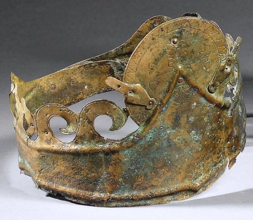 archaicwonder: Greek Bronze Tiara, 4th-3rd Century BC The front is decorated in an engraved herringb