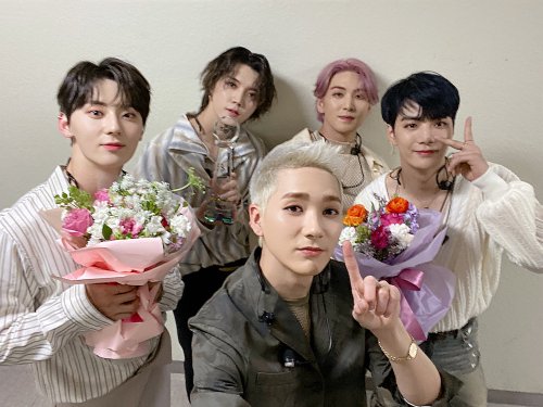 fy-nuest: NUESTNEWS [NU’PAPA] 금요일 밤, 부드러운 룩으로 평소와는 또 다른 매력을 느낄 수 있었던 #Im_in_Trouble ! 밤을 담은 무대