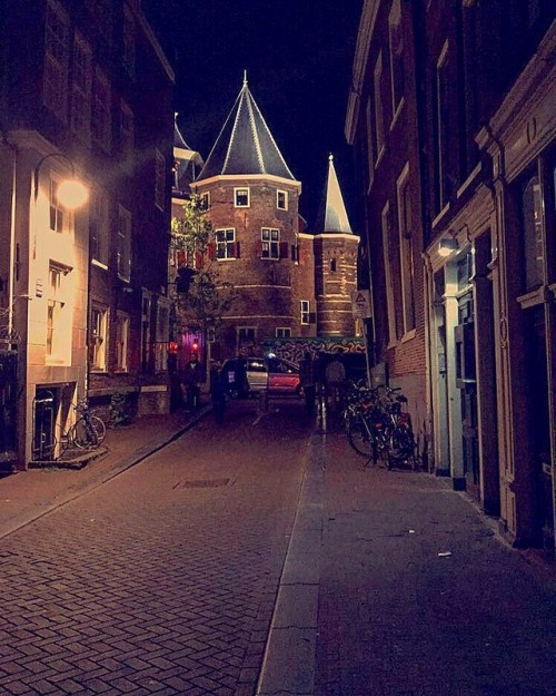 The streets of Amsterdam at night #twogirlsseetheworld