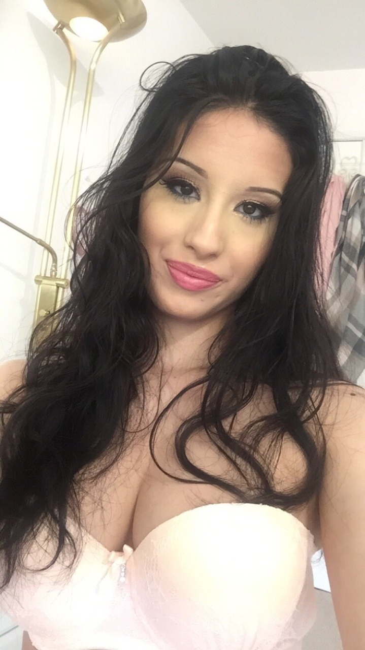 londonsdirtiest:  sexysouthasians:  Desi BOMBSHELL 😍😍  https://LondonsDirtiest.tumblr.com