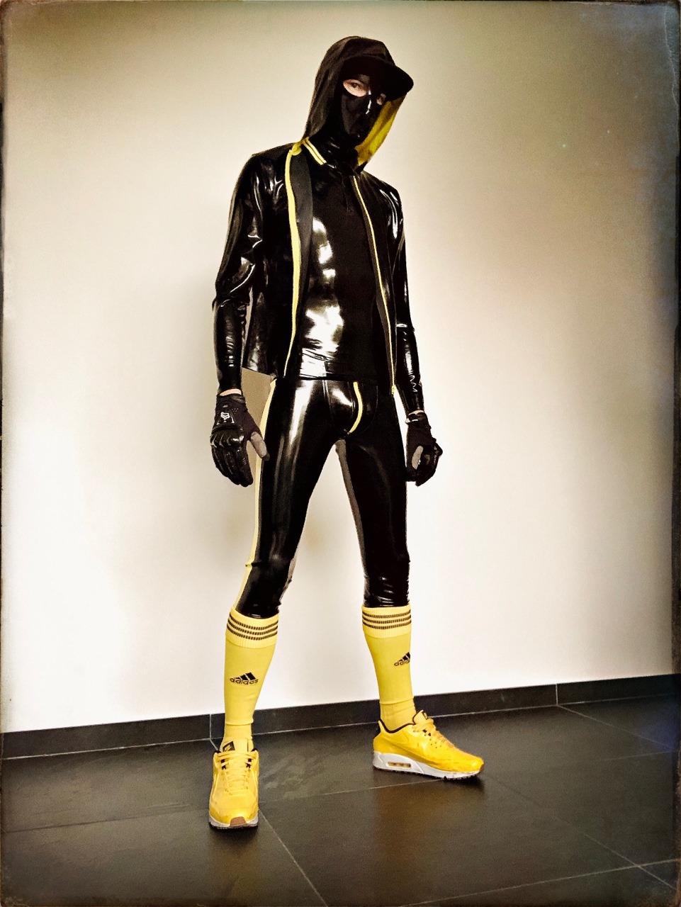usneaky: pup-sky:     Gearing up in style: Loving the black and yellow rubbery look!