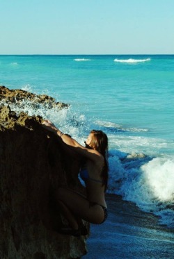 thatclimbergirl:  Wave splashed beach bouldering is my favorite