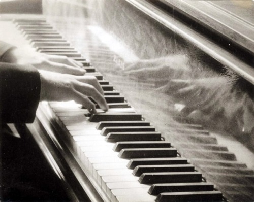 Mains de pianiste, vers 1930.