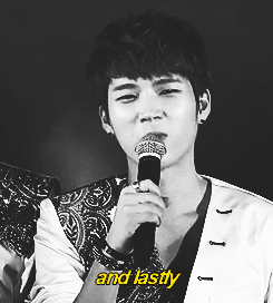 myungthoo:    Dongwoo reminding Woohyun to mention Inspirits in their thank you speech~ (´ω｀)   