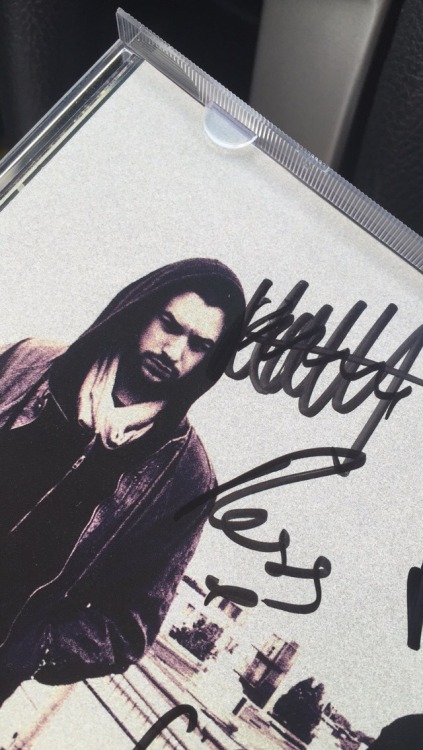 healysdaniel:  fishieszoo:  samthe1975:  GUYSSS, Ross was mad that Matty signed in his spot and he scratched his name out IM LITERALLY DYING because when he said that I thought he was just mad but I just realized he scratched it out OMGGGG 😂😂😂😂😂