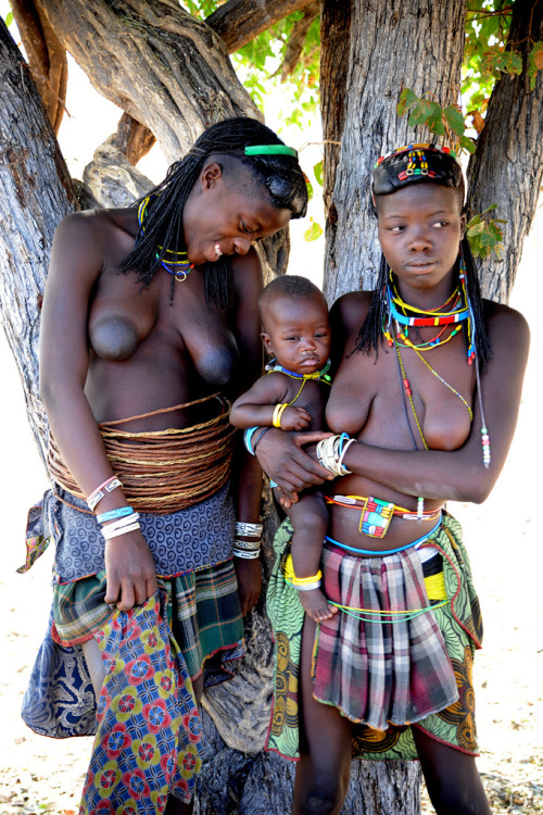 Mucahona women - Angola