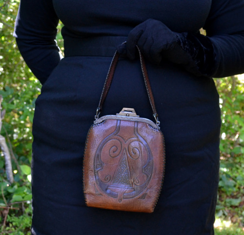  This beauty is a ‘Bosca-Nelson Products’ marked tooled leather handbag with turning loc