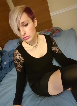 turtlesaredandy:  Was planning on holding off on taking more pics until I get mah hurr did next thursday, but here you go via impromptu 5am photo session.I wish I had some more colorful clothing/items to mix and match. It seems like far too many of my