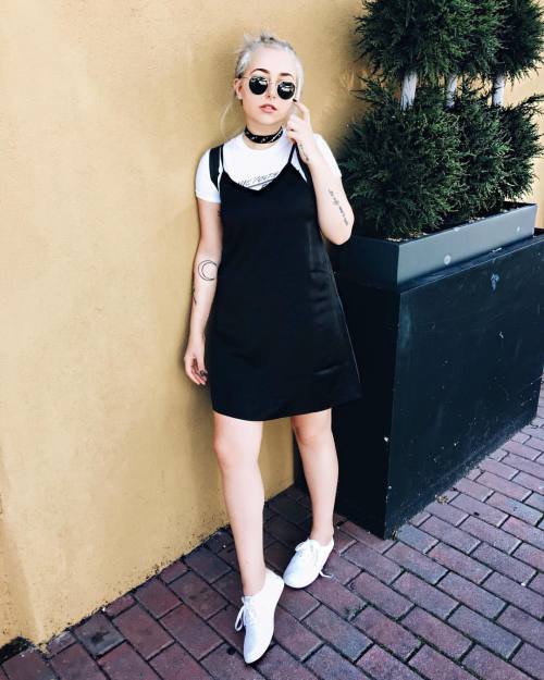 Slip dress over a band tee trend: .. approved ✔️✔️✔️ What do you guys think? Love? Hate? confused? M