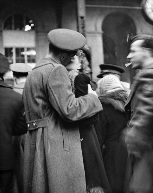 lamour-amore:  Alfred Eisenstaedt - Farewell to departing troops at New York’s Penn Station, April 1943. 