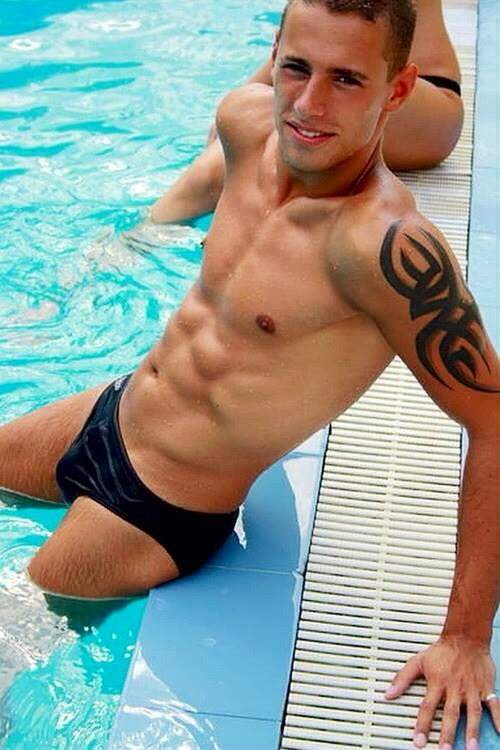 malemayhem: completelyfine:  http://completelyfine.tumblr.com Over 18,000 followers. Let’s hear it for the boy!   
