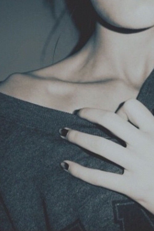 iwannabemytype:Collarbones are cute, right?
