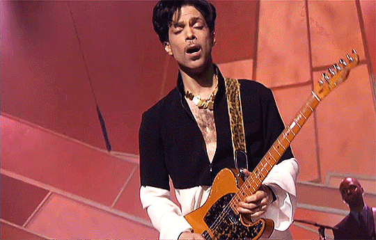 just-prince-things:Prince performs at the 36th NAACP Image Awards. March 19, 2005 [x]
