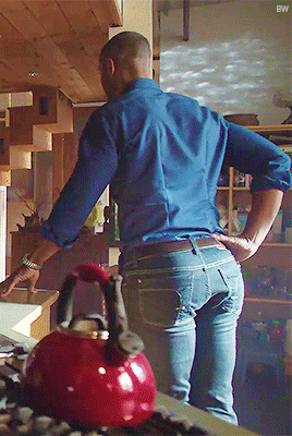 lamarworld1:Isaiah Mustafa booty