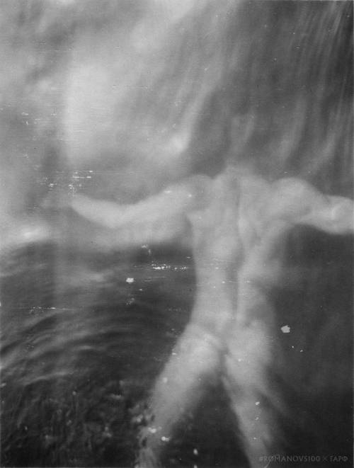 beyond-the-pale: Tsar Nicholas II  swimming at  Tsarskoye Selo.Marina Amaral Are u serious? 