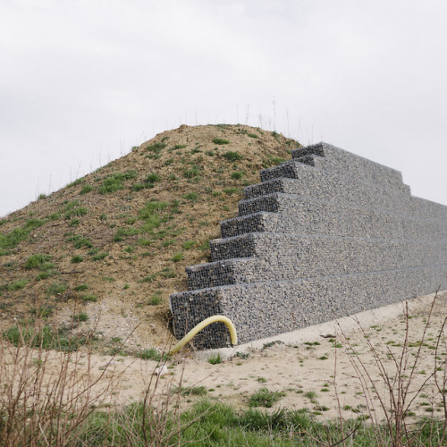 waidwund:  » westworld « recently piled-up bank to decrease visual and acoustic effects of approaching lignite mining. near village in the very west of germany // 04-2018