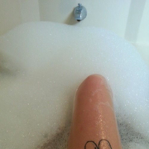 censoredcecilia:  May have put to much bubbles in there….#bubblebaths #lifeisgreat #bubbles #bathtim