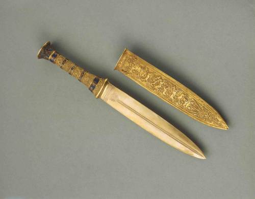 fuckinmiki:Tutenkhamun’s gold dagger and sheath. 3300 years old.