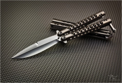 knifepics:  Balisong (Butterfly Knife)