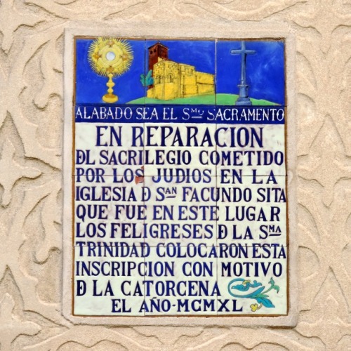 Desconcertante y preocupante: Azulejos en una pared cerca de Plaza Mayor, Segovia, 2016.“Praised be 