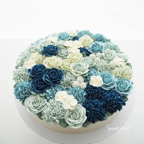 mayahan:Blooming Flower Cakes To Celebrate The Return Of Spring I love these @dharuadhmacha! The unicorn cake!!! 😍 I would totes make that for you homie!!!