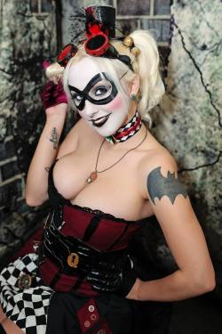 safehousecomix:  Cosplay: Harley Quinn Model/Cosplayer: Lyndsey Elaine Photo/Editing: Michael Shum 