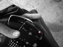elguamuchil:  Actualizando el Blackberry estando al pendiente que suene el Pinaso….