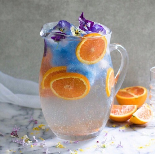 letscookvegan:Orange Infused Water with Butterfly Pea Tea Ice Cubes by @rachels.fit.kitchen RecipeIn