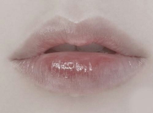 blackclouds121:  Kiss me like you wanna be loved.