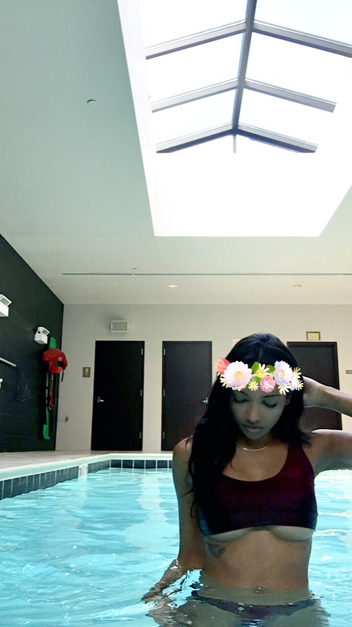 rubydat98:My baby abs were still there