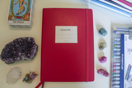 darkbookworm13: stir-by-still: A little bit of how I organize my Grimoire &lt;3 Oooo, this looks